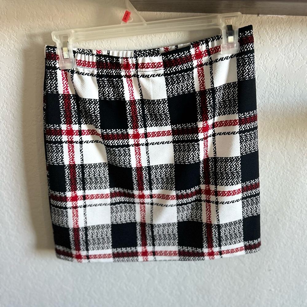 SHEIN Black and White Plaid Mini Skirt with Red Accents